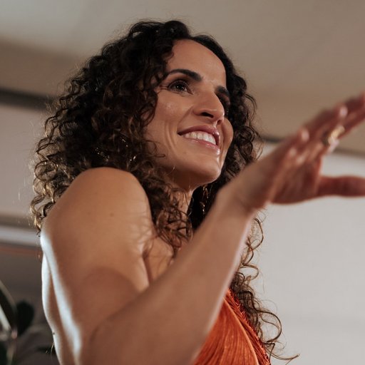 lívia cassel sorrindo, no estúdio vmd
